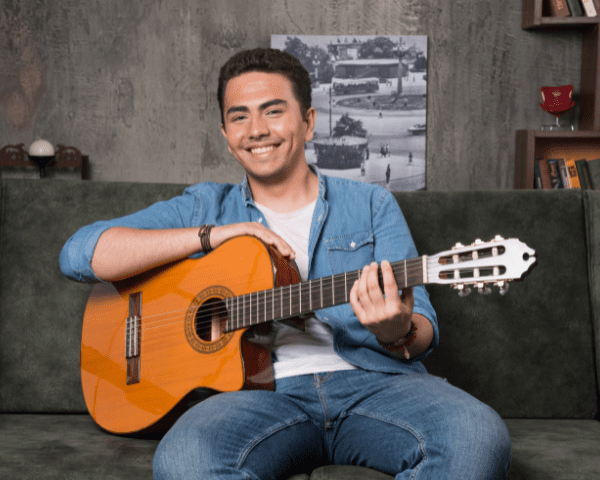 hombre tocando guitarra